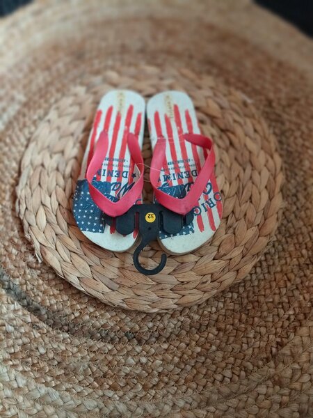 Tongs rouges à motif drapeau