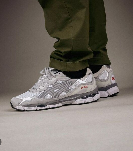 Baskets de course grises modernes