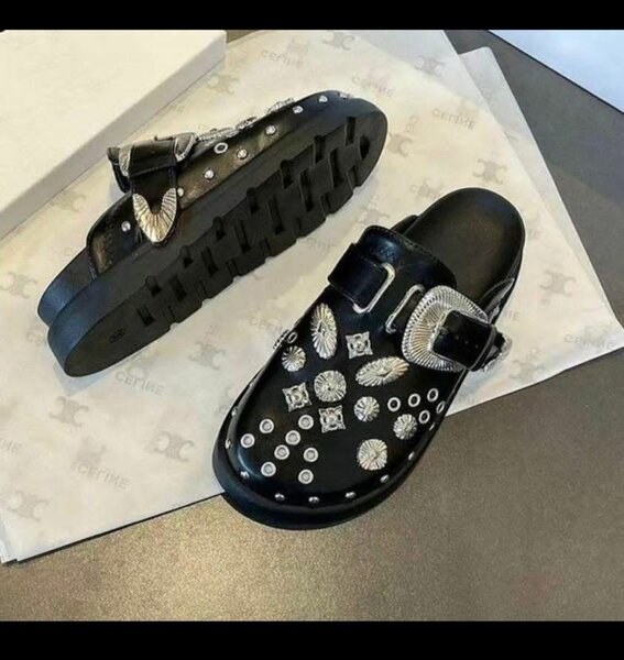 Sandales en cuir ornées