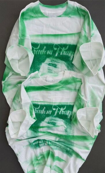 T-shirts rayés en tie-dye