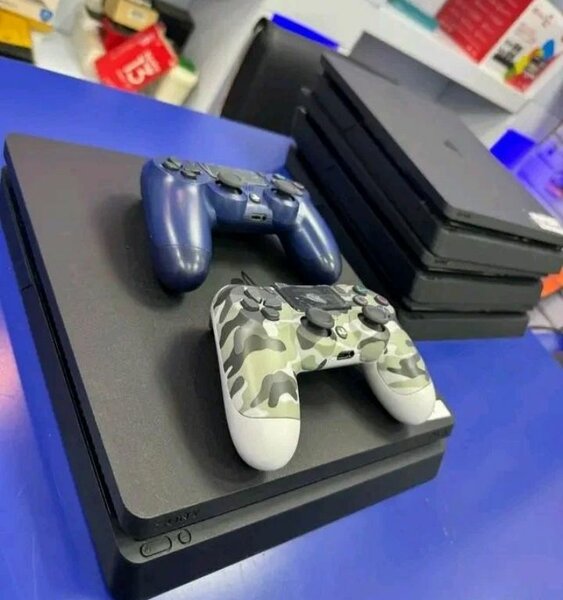 Console PS4 avec manettes