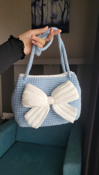 Sac tricoté bleu avec nœud