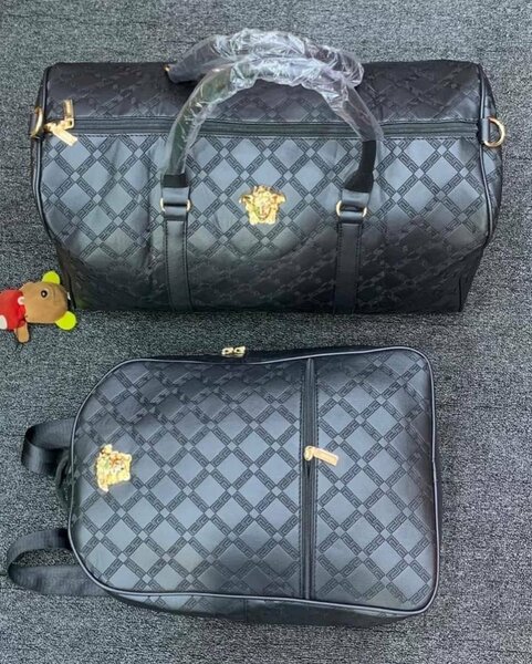 Sacs et valise en mains de qualité