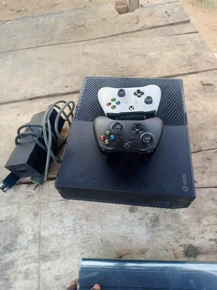 Console de jeu Xbox avec manettes
