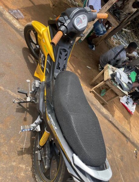 Moto Sportive Jaune et Noire