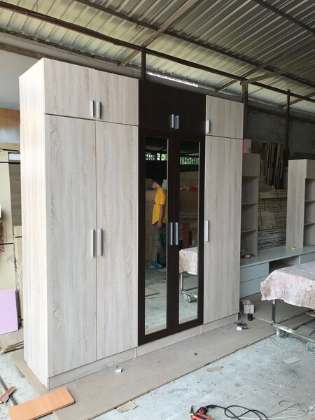 Armoire moderne avec miroirs