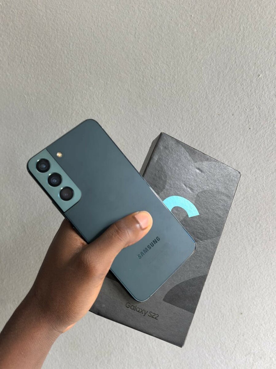 Samsung Galaxy S22 Smartphone