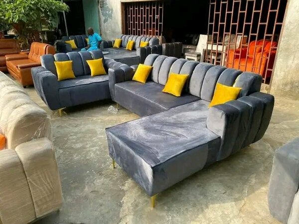 Canapé d'angle gris avec ottomane