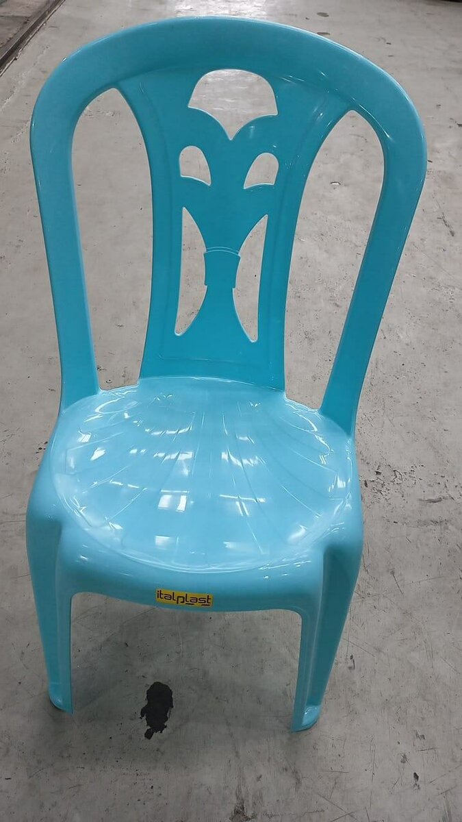 Chaises empilables en plastique