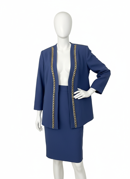 Tailleur bleu élégant avec chaînes