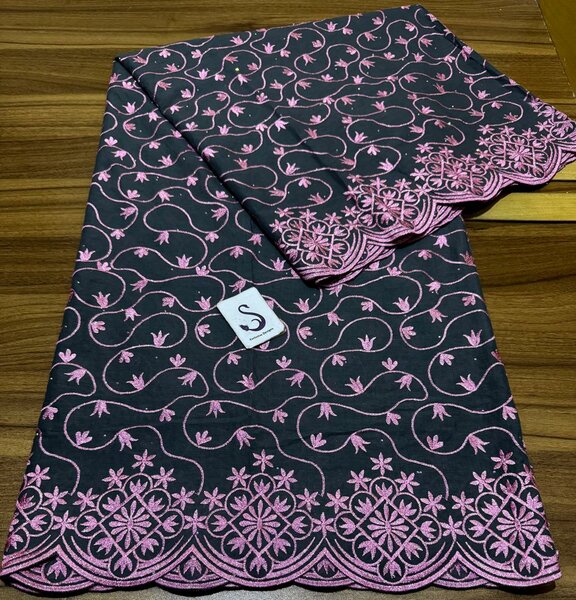 Tissu dentelle floral élégant