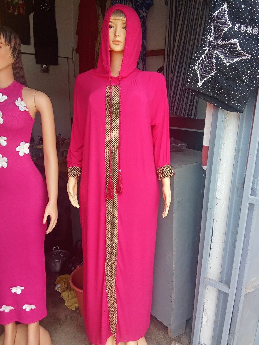 Robe longue à capuche rose élégante