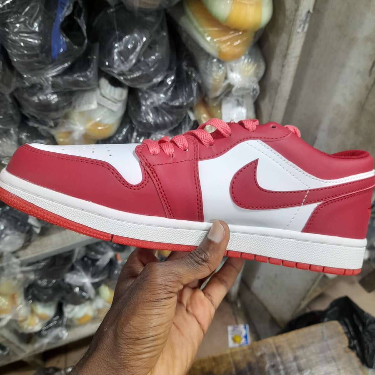 Sneakers rouges et blancs élégants