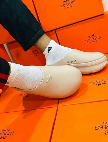 Sabots modernes unisexes