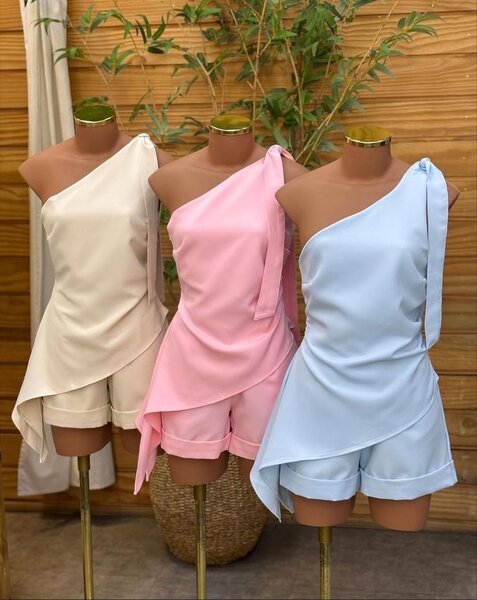 Combinaison élégante asymétrique