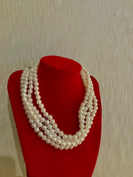 Pearl choker necklace