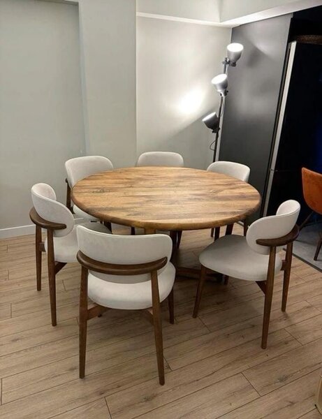 Table ronde en bois avec chaises