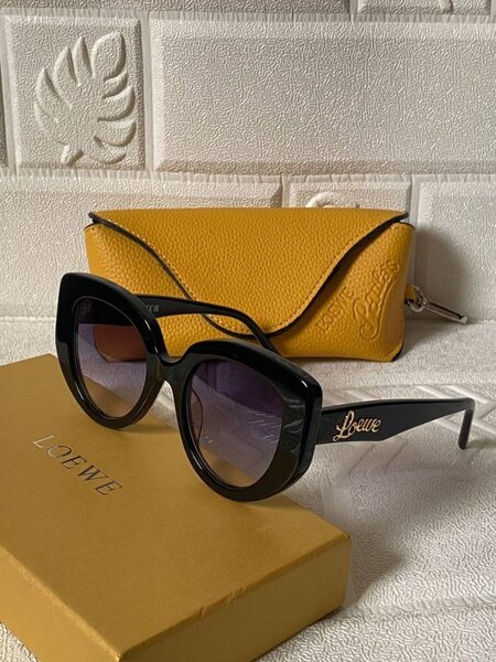 Lunettes de soleil Loewe stylées