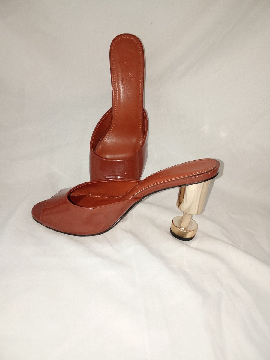 Mules à Talon Doré Élégantes