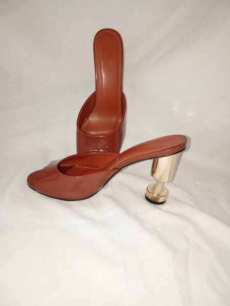 Mules à Talon Doré Élégantes