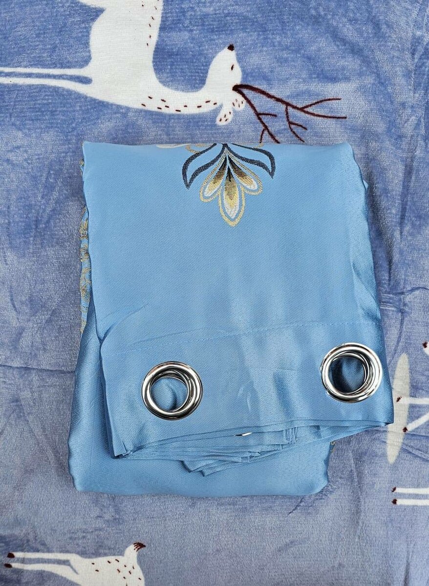 Rideau bleu avec œillets