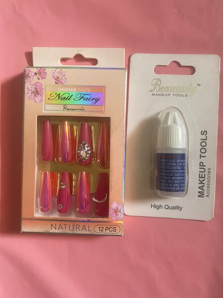 Faux Ongles et Colle Beauté