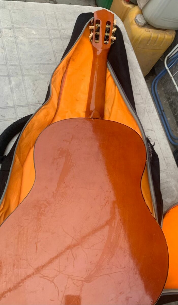 Guitare classique en bois