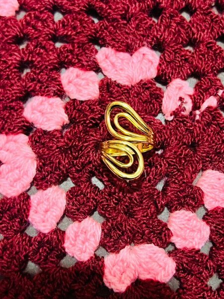 Bague dorée en forme de cœur