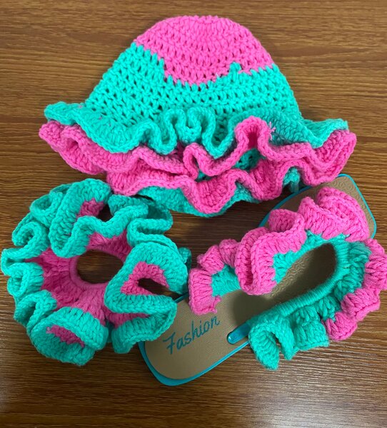 Set de bonnet et chaussures crochetés