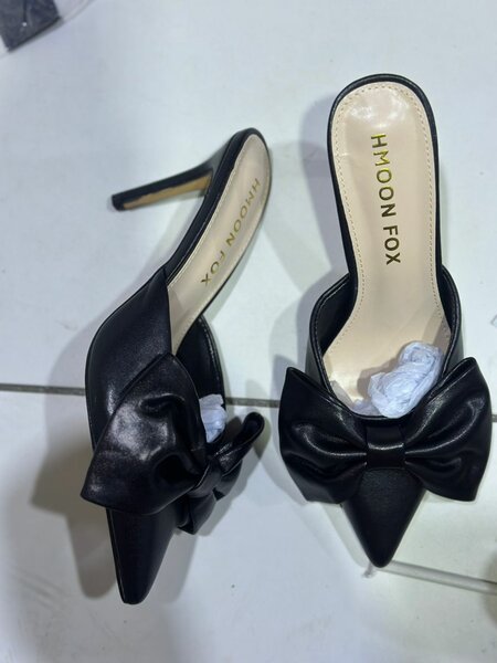 Chaussures à talons dorées élégantes