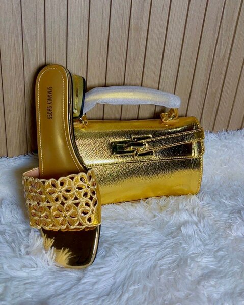 Sac et sandale doré élégantes
