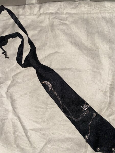 Cravate brodée noire élégante