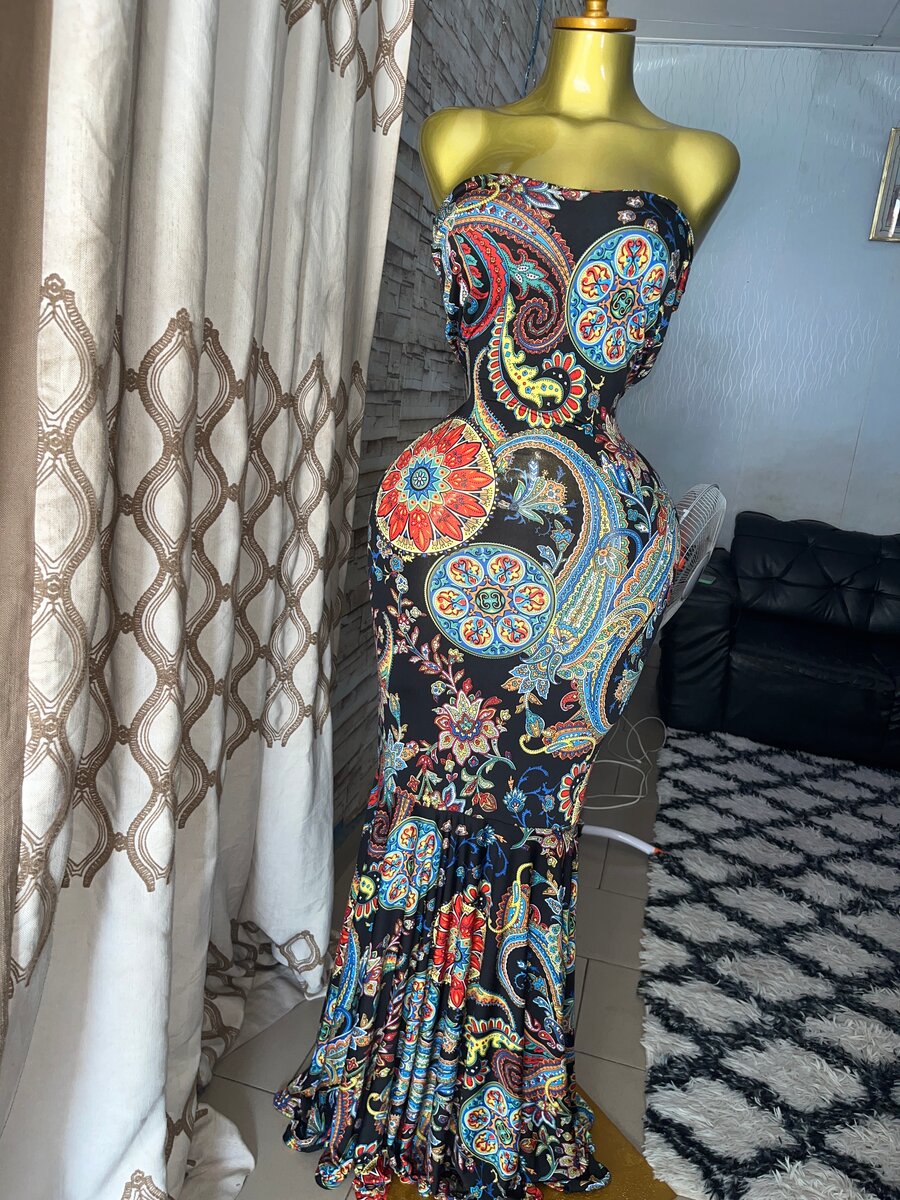 Un ensemble et robe moulante