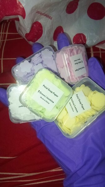 Pétales de savon jetables