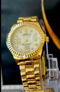 Women's wristwatch with metal bracelet