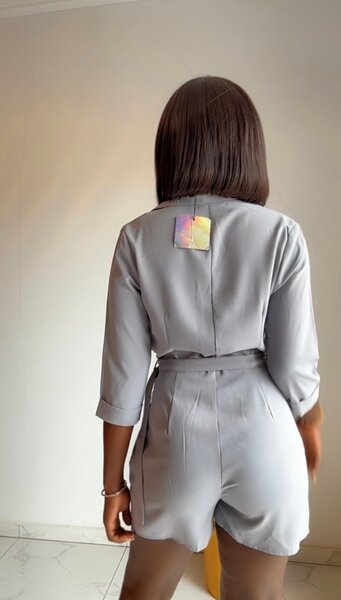 Combinaison grise élégante pour femme