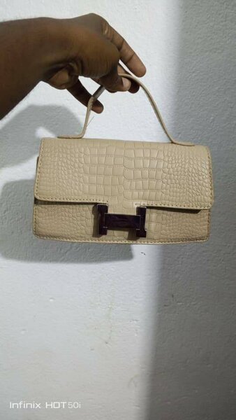 Sac à main en cuir texturé