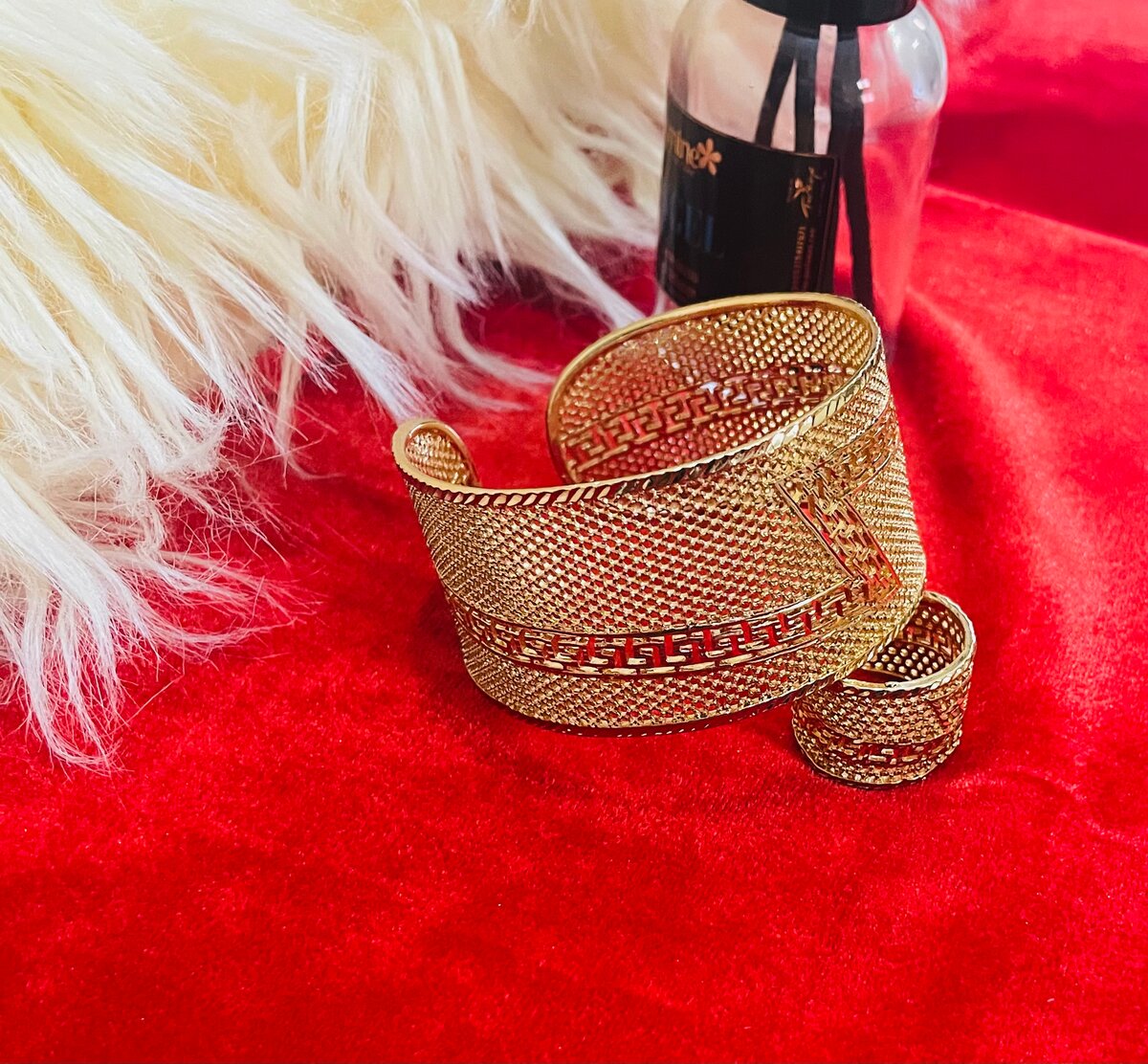 Bracelet et Bague Dorés Élégants