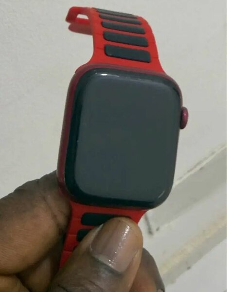 Montre connectée rouge élégante