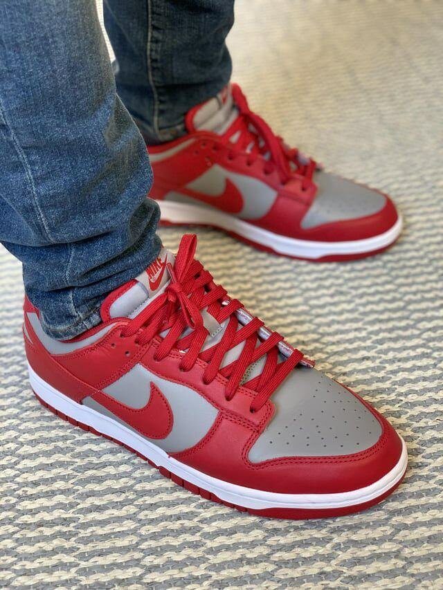 NIKE SB SNEAKER RED AND WHITE.