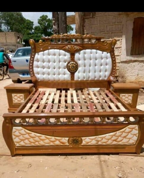 Lit en bois sculpté avec tête de lit capitonnée