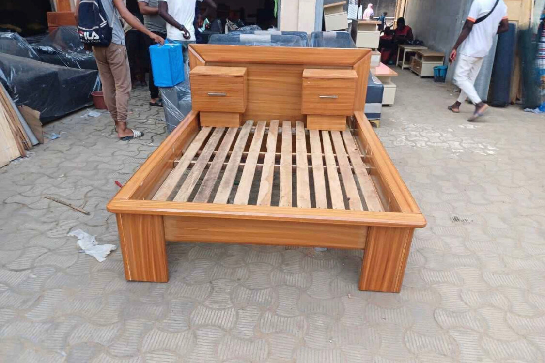 Cadre de lit en bois avec rangement