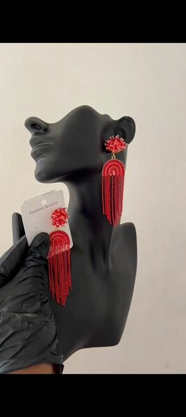 Boucles d'oreilles extravagantes modernes