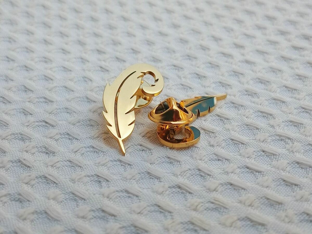 Feather lapel pin