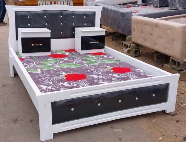 Lit double avec rangements et chevets