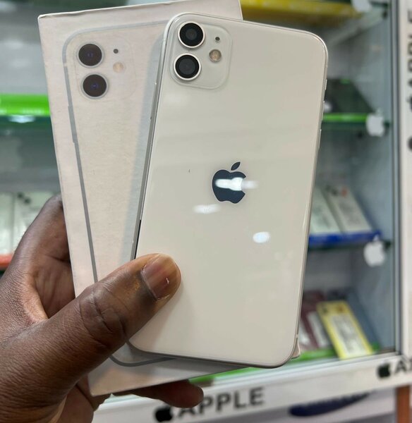 iPhone 11 64giga tout passe propre avec carton