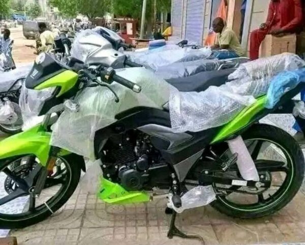 Nouvelle moto verte et noire