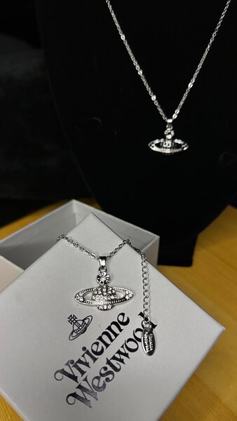 Collier Vivienne Westwood élégant