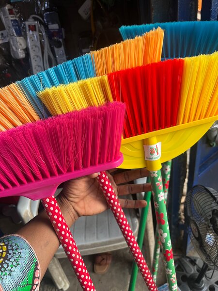 Balais colorés multicolores