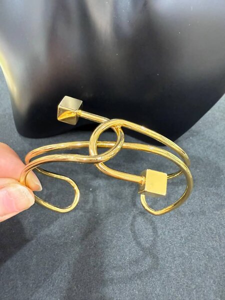 Bracelet design en or moderne